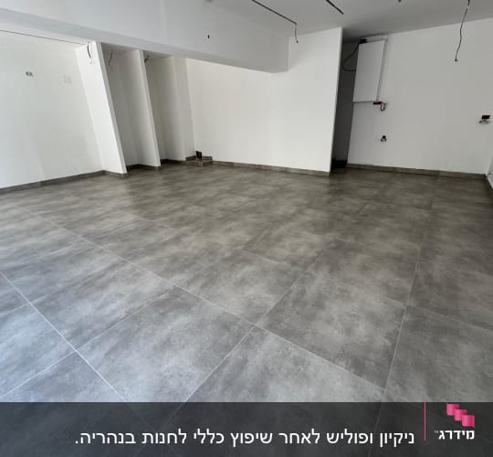 רצפה נקייה בחדר ריק עם קירות לבנים